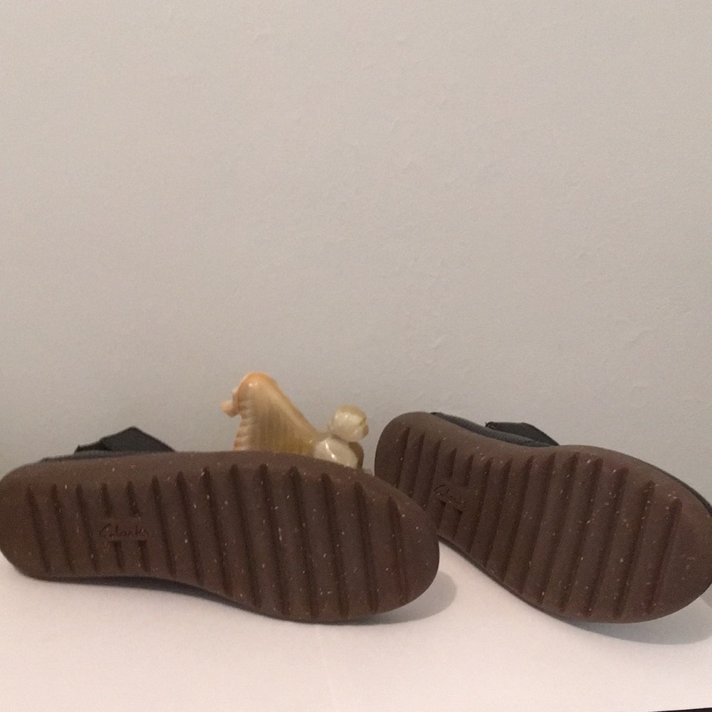 Black leather Clark’s shoes in good condition Size 8.1/2 - Picture 2 of 3